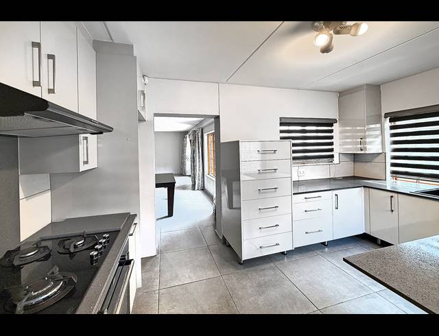3 BEDROOM DUPLEX FOR SALE IN KYALAMI HILLS